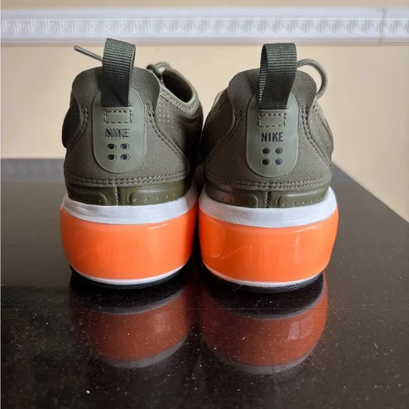 Woman’s Nike Air Max Sneakers Size 8.5 - Picture 4 of 5